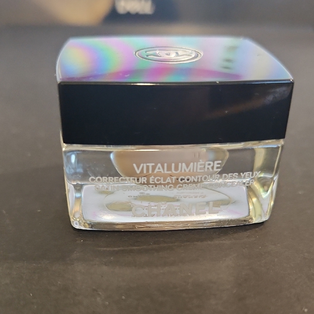 CHANEL Vitalumière Satin Smoothing Eye Concealer Cream